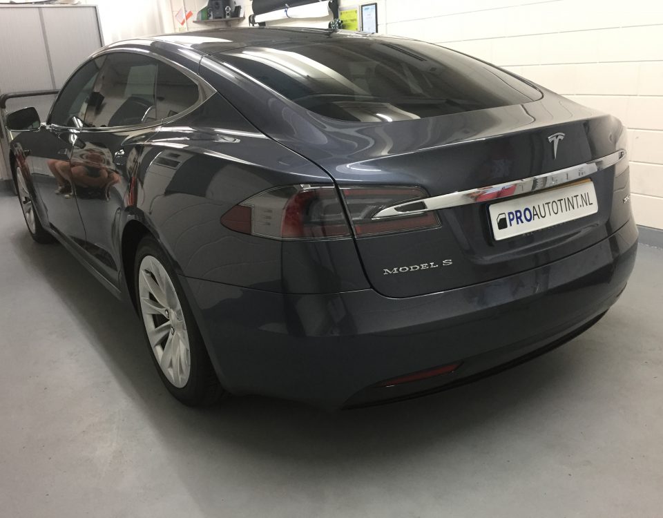 Tesla Model S ramen blinderen