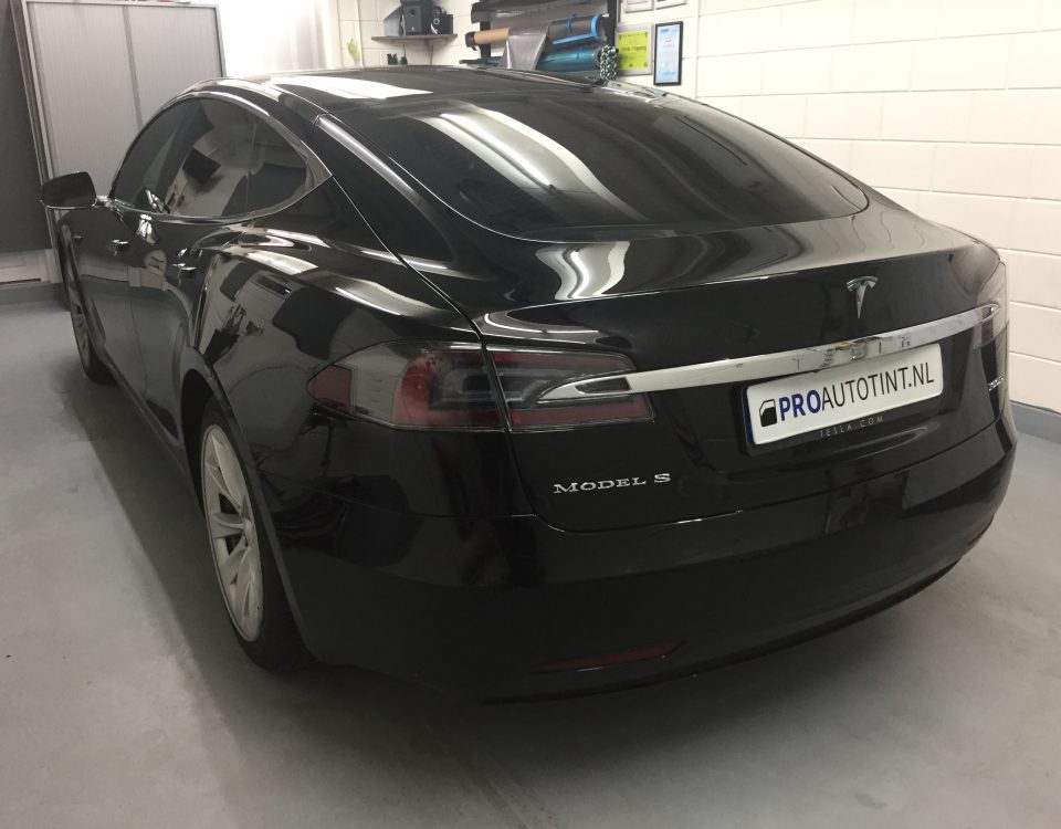 Tesla Model S ramen blinderen