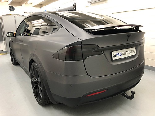 Tesla model x wrappen mat grijs