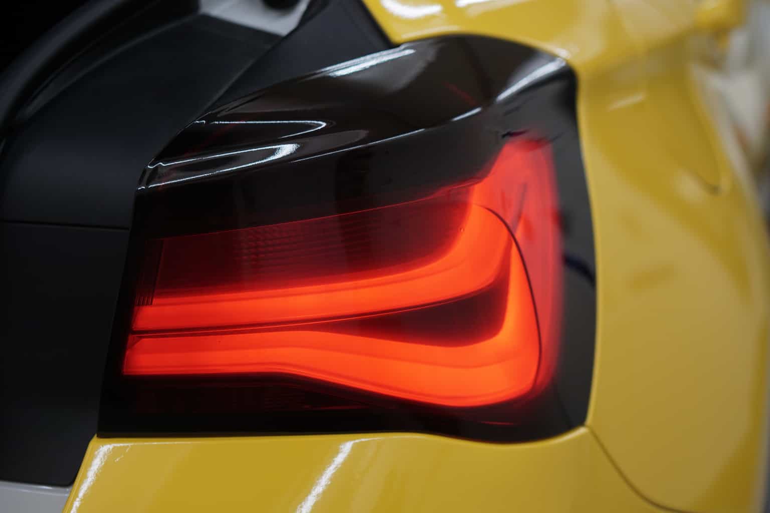 bmw geel geblindeerde achterlampen