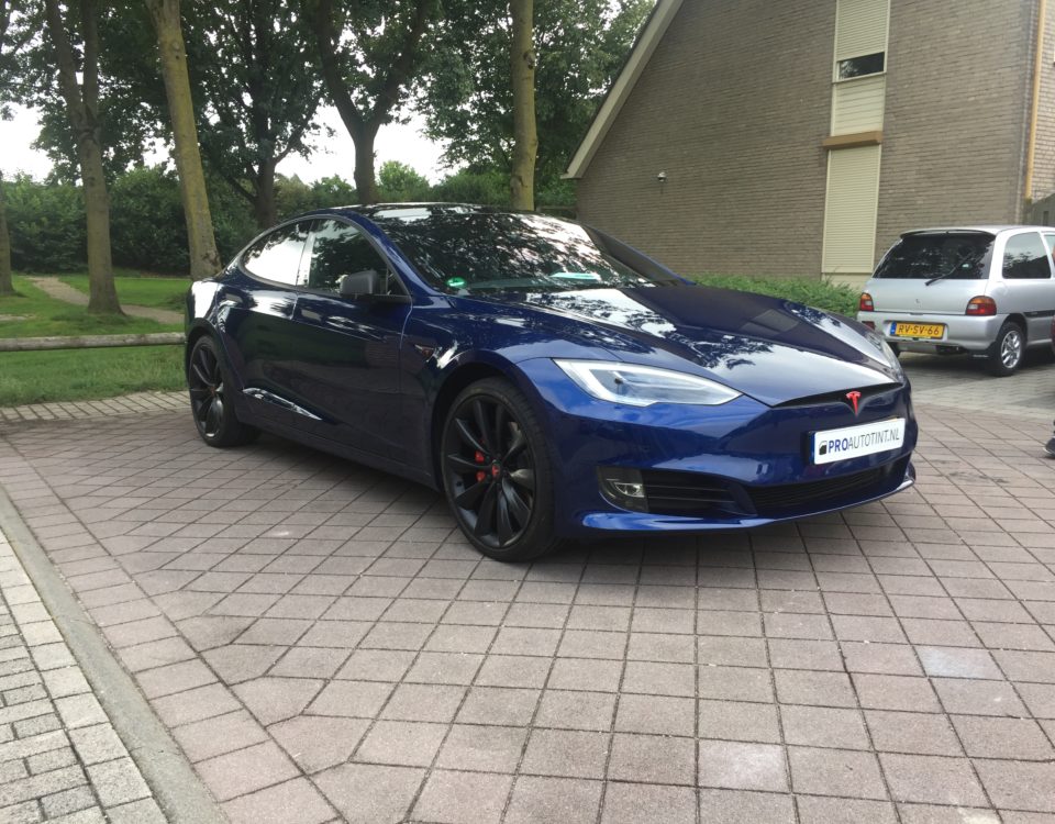 tesla model S remblok rood