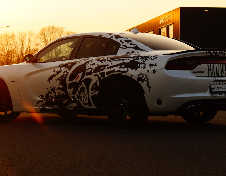 Dodge Charger wrap satijn parelmoer wit