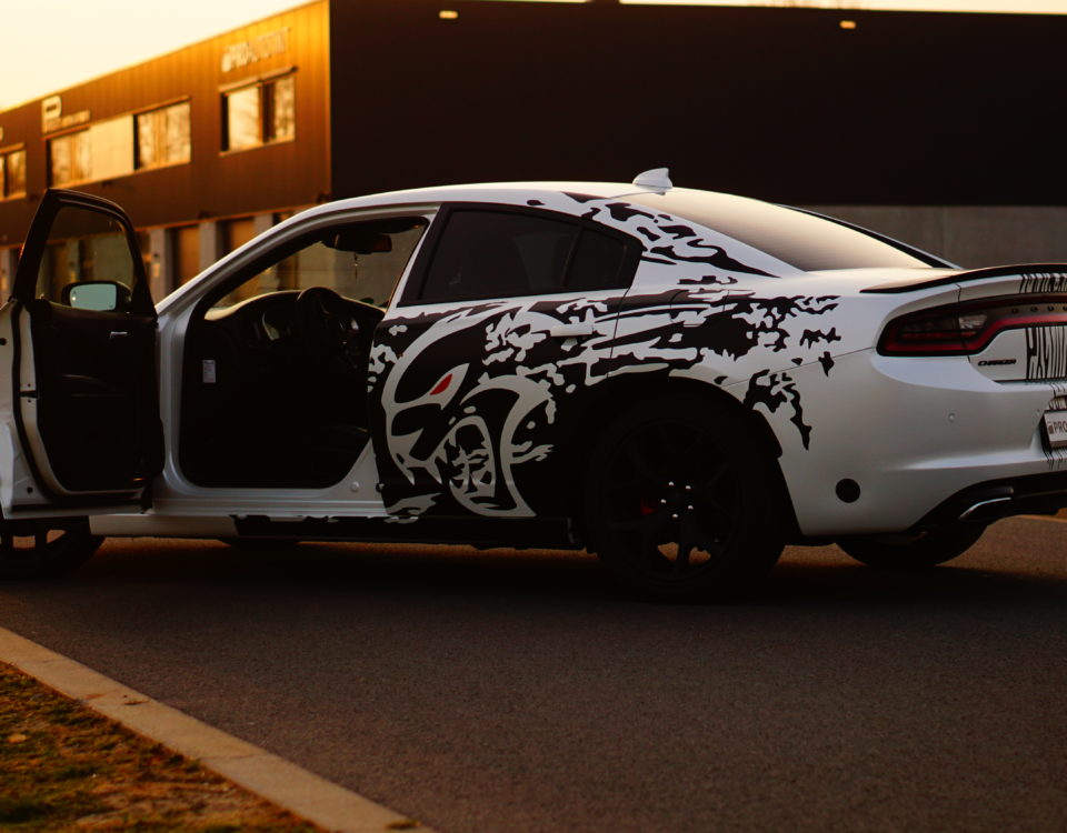 Dodge Charger wrap satijn parelmoer wit