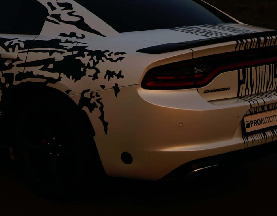 Dodge Charger wrap satijn parelmoer wit