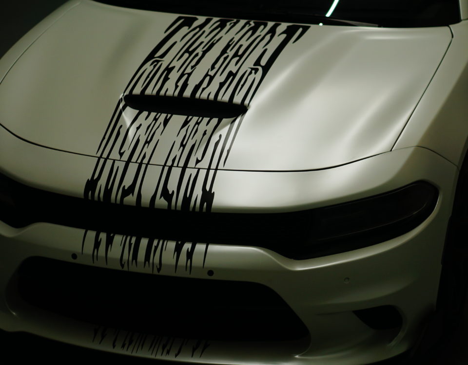 Dodge Charger wrap satijn parelmoer wit