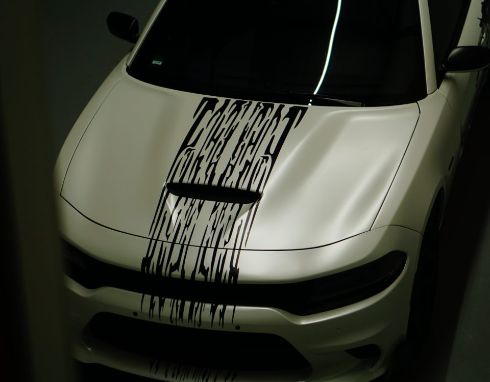 Dodge Charger wrap satijn parelmoer wit