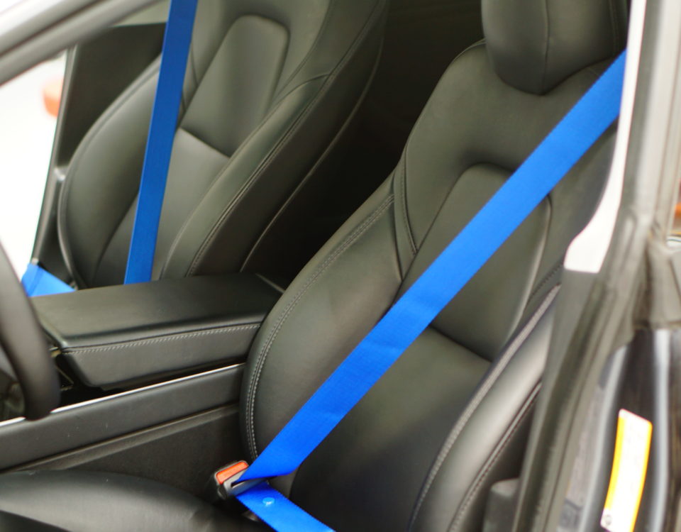 Tesla Model 3 blauwe gordels